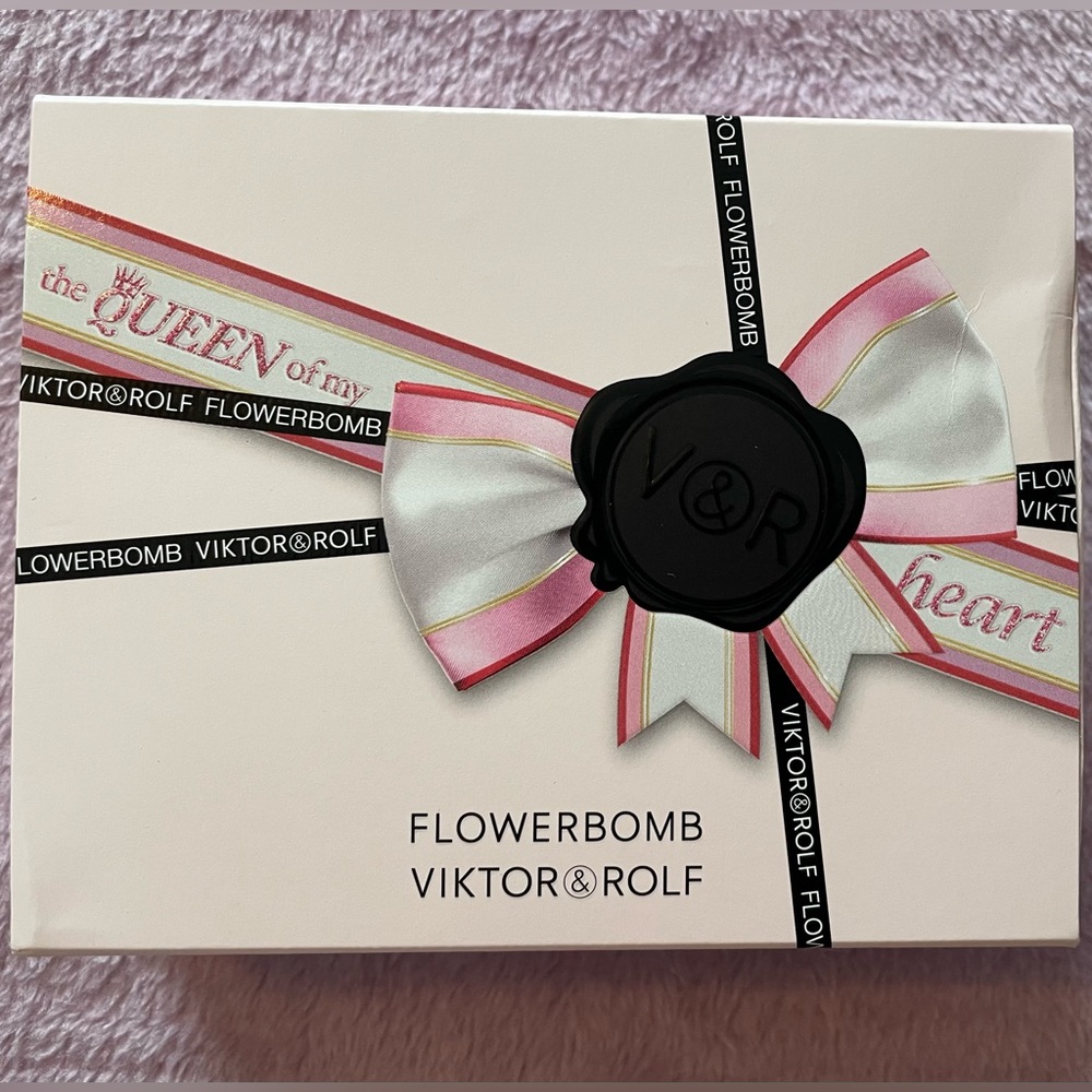 Viktor & Rolf 4-piece Set - Picture 3 of 4